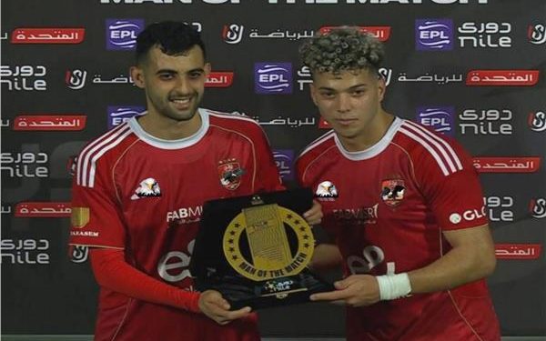 إمام عاشور يهدي يوسف بلعمري جائزة أفضل لاعب في مباراة الأهلي والجونة