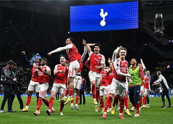 آرسنال يكتسح توتنهام برباعية مذلة وينفرد بصدارة الدورى الانجليزي