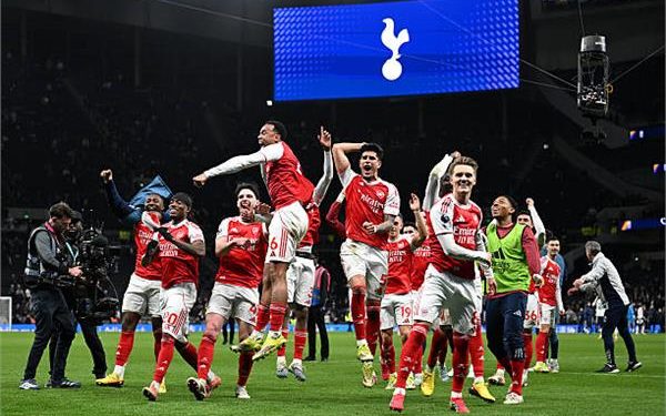 آرسنال يكتسح توتنهام برباعية مذلة وينفرد بصدارة الدورى الانجليزي