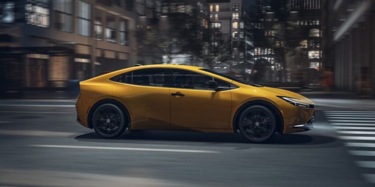 أركب تويوتا “بريوس الهجينة” اليابانية الحديثة.. صديقة البيئة وسعرها المفاجأة