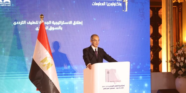 توقيع أكبر صفقة ترددات شهدها قطاع الاتصالات المحمولة فى مصر منذ نشأته