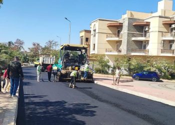 رئيس جهاز مدينة الشروق يتابع أعمال رفع كفاءة الأرصفة واستكمال الطبقة الأسفلتية بقطاع غرب