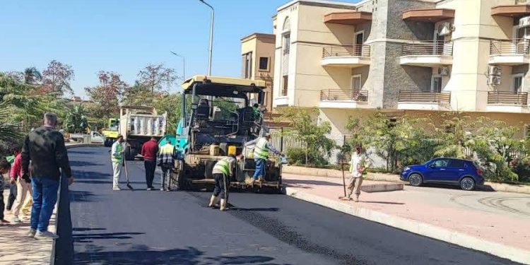 رئيس جهاز مدينة الشروق يتابع أعمال رفع كفاءة الأرصفة واستكمال الطبقة الأسفلتية بقطاع غرب