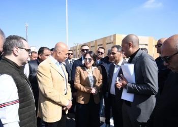 في بداية جولتها اليوم بمدينة الشروق:  وزيرة الإسكان تتفقد محطة المياه الرئيسية وتتابع تطوير وصيانة الطرق بالمدينة