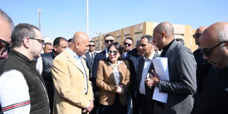 في بداية جولتها اليوم بمدينة الشروق: وزيرة الإسكان تتفقد محطة المياه الرئيسية وتتابع تطوير وصيانة الطرق بالمدينة
