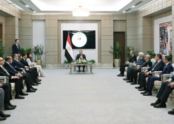 رئيس الوزراء يُكرم الوزراء السابقين .. ويؤكد: نستكمل ما بناه السابقون .. وهدفنا جميعًا خدمة المواطن