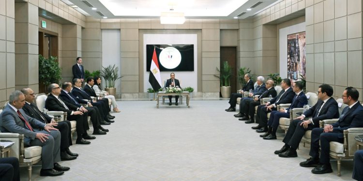 رئيس الوزراء يُكرم الوزراء السابقين .. ويؤكد: نستكمل ما بناه السابقون .. وهدفنا جميعًا خدمة المواطن