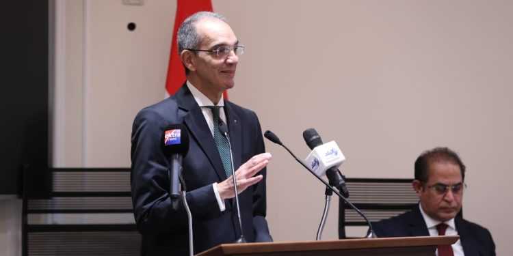 وزير الاتصالات يكشف خطة من 5 محاور لـ حماية الأطفال من مخاطر الإنترنت