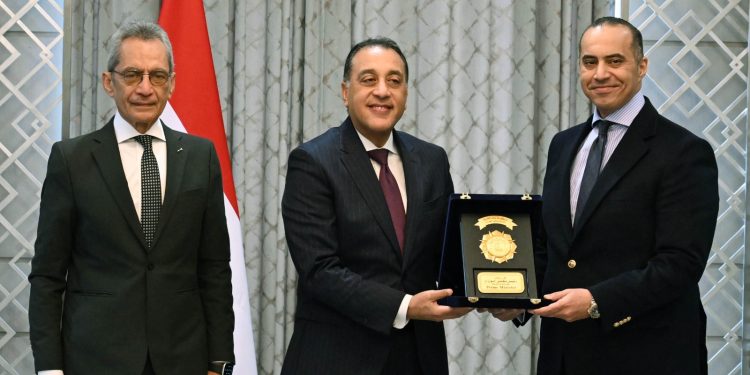 رئيس الوزراء يُكرم الوزراء السابقين .. ويؤكد: نستكمل ما بناه السابقون .. وهدفنا جميعًا خدمة المواطن