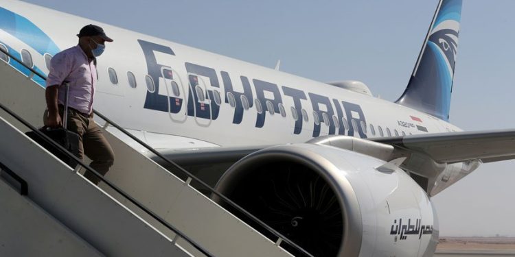 بسبب تسريب الوقود بمطار القاهرة .. مصر للطيران تعتذر لعملائها عن تأخيرات الرحلات