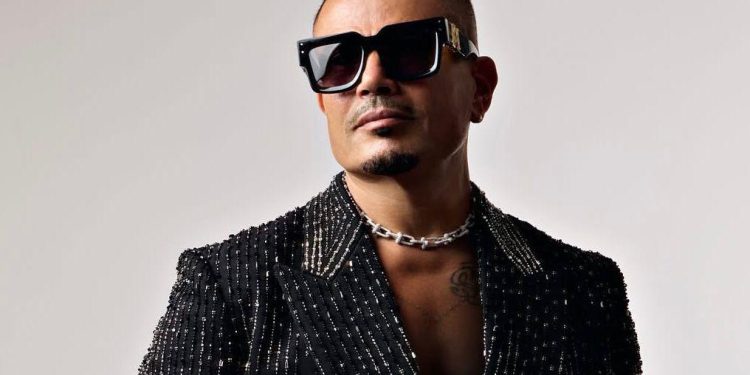 عمرو دياب يحقق رقمًا قياسيًا بـ 50 أسبوعًا في صدارة قائمة بيلبورد 100 فنان