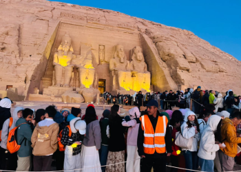 آلاف السائحين يشاهدون تعامد الشمس على وجه رمسيس الثاني بأبوسمبل