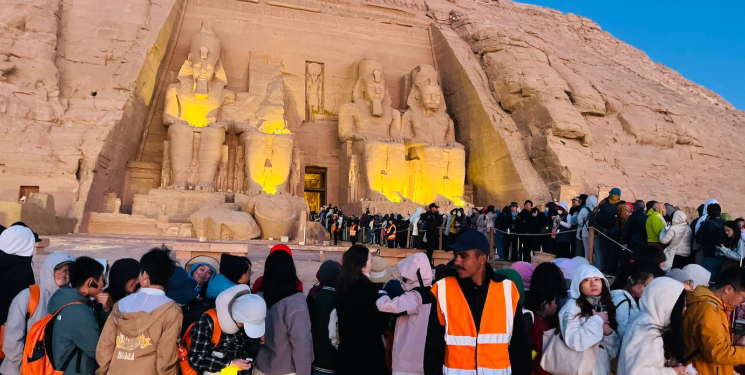 آلاف السائحين يشاهدون تعامد الشمس على وجه رمسيس الثاني بأبوسمبل