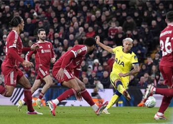 ليفربول يتعادل أمام توتنهام ويواصل السقوط في نزيف النقاط بالبريميرليج