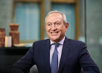 ما حقيقة غلق المكتب العائلي لساويرس في لندن ؟