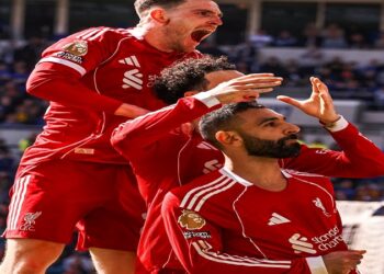 محمد صلاح يسجل ويقود ليفربول لفوز صعب على إيفرتون