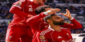 محمد صلاح يسجل ويقود ليفربول لفوز صعب على إيفرتون