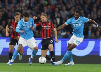 نابولي يقسو على ميلان بهدف ويخطف الوصافة في الدوري الإيطالي