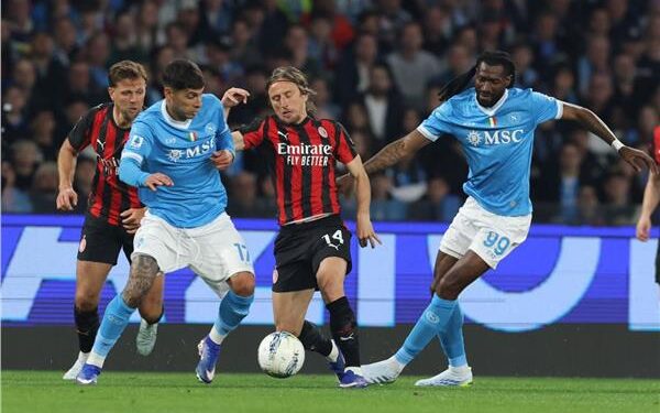 نابولي يقسو على ميلان بهدف ويخطف الوصافة في الدوري الإيطالي