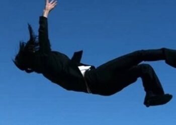 تفاصيل إنهاء طبيبة علاج طبيعي حياتها من الطابق الثامن بالنزهة