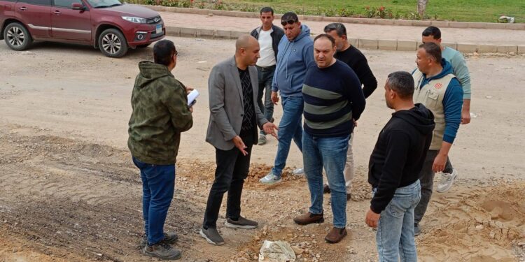 المهندس محمد أحمد زكريا يوجة بانطلاقة قوية لأعمال الاسفلت بشارع الحرية بالشروق 