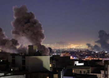 إصابة 4 أشخاص بينهم طفلة فى سقوط شظايا على منزل بمنطقة مريخ القطرية