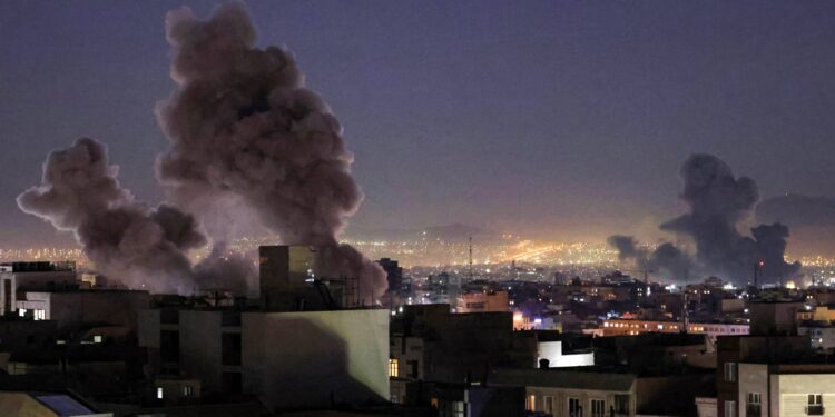 إصابة 4 أشخاص بينهم طفلة فى سقوط شظايا على منزل بمنطقة مريخ القطرية