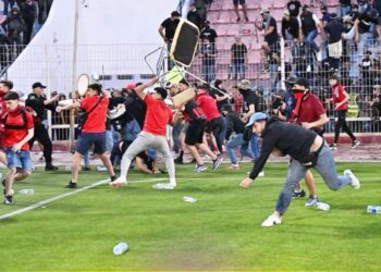 أحداث مؤسفة تؤجل انطلاق مباراة أولمبيك آسفي المغربي واتحاد العاصمة الجزائري.. صور