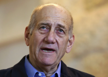 رئيس الوزراء الإسرائيلي الأسبق: الضربة الأولى على إيران “ناجحة” والحل يكمن في الحوار