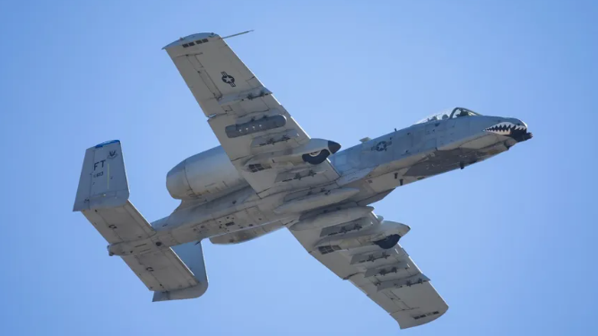 تحطم طائرة أميركية من طراز A-10 وإصابة مروحية بلاك هوك فوق إيران